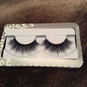 Slayla flutter lashes